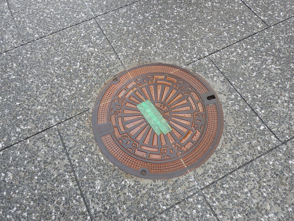 Manhole in KamiShichiken
