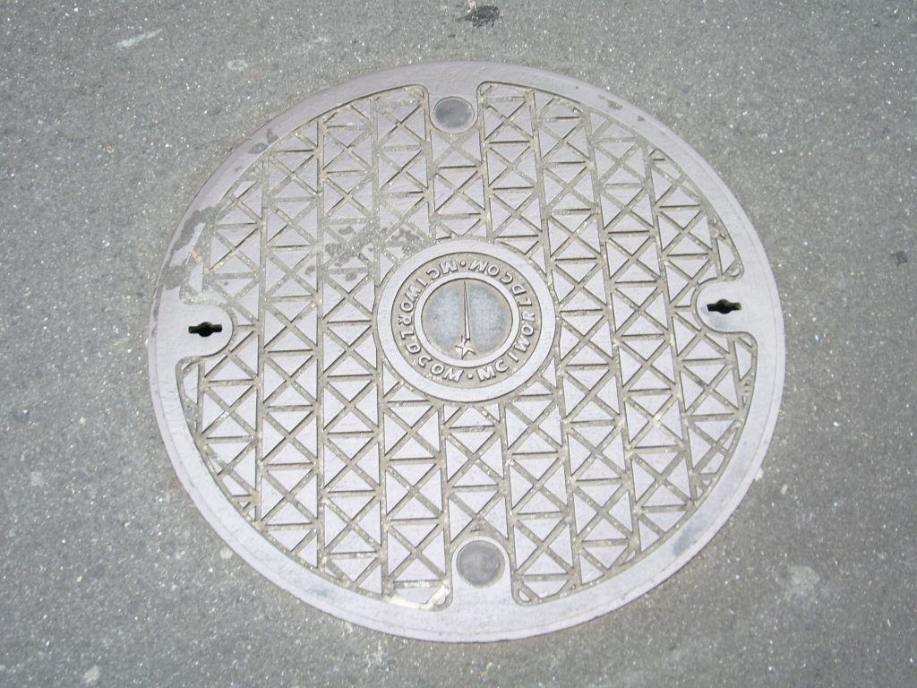 Manhole in Higashi-Yodogawa-ku, Osaka