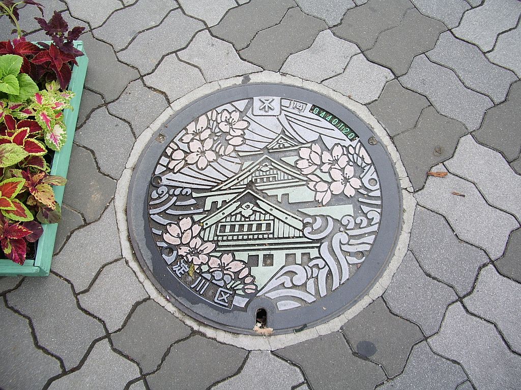 Manhole in Yodogawa-ku, Osaka