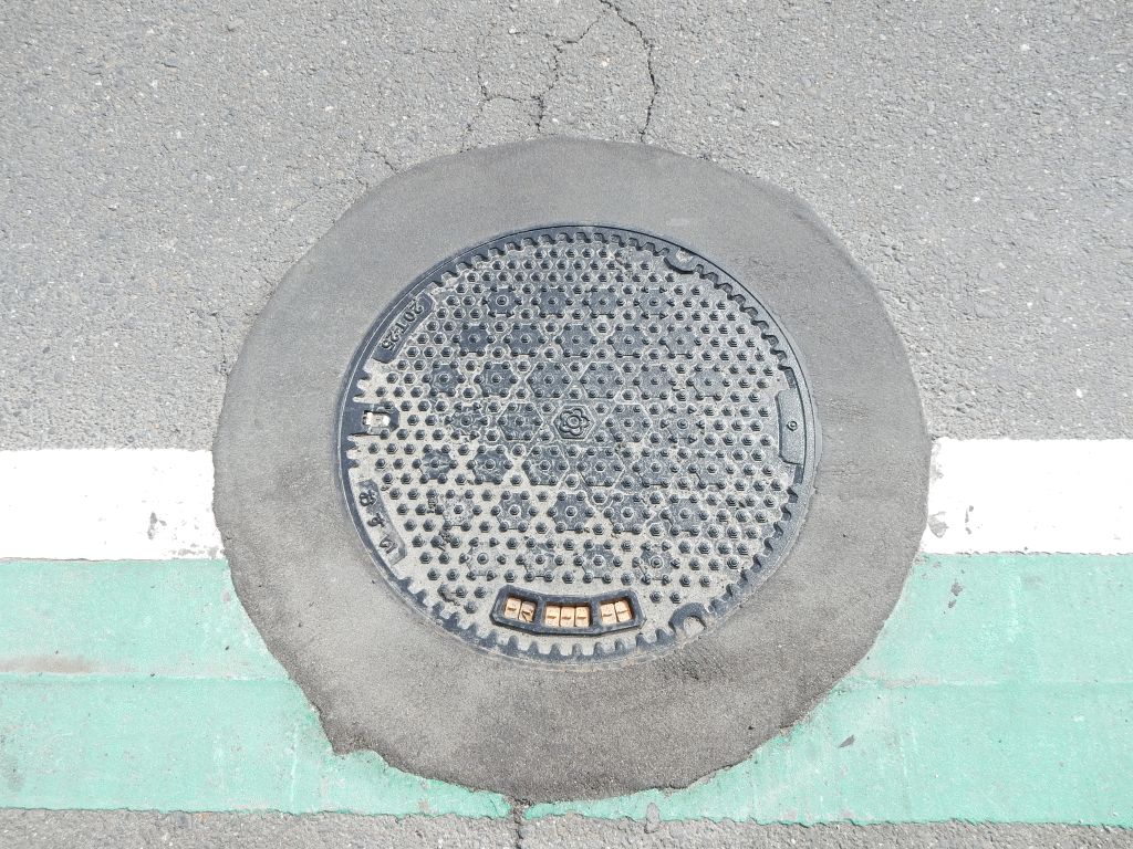 Manhole in Tenri city