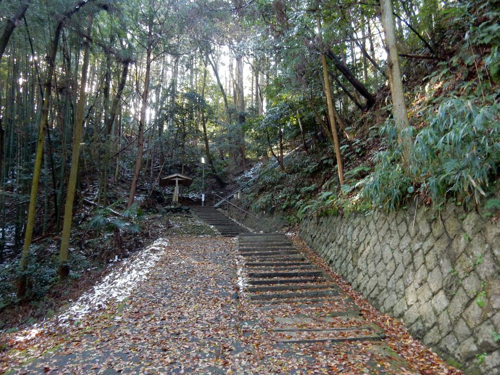 日野町別所の比都佐神社