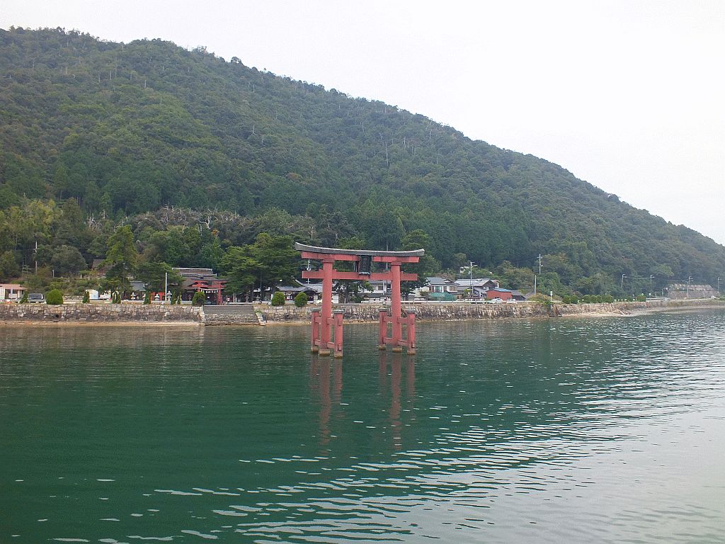 湖上から見た白鬚神社